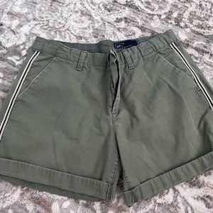 Women’s Gap Girlfriend Chino Shorts - Size 8 - 5” Inseam - Mid Rise - Army Green